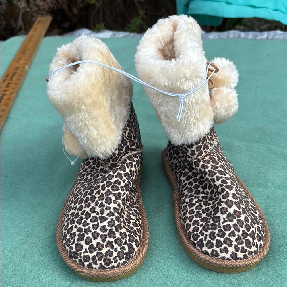 NWT US Sports Leopard Print Faux Fur Lined Boots Pom Poms on Elastic Girls 2